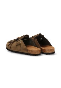 Zapatos tipo slip-on de ante marrón con detalles de flecos, plantilla de corcho y suela de goma negra. Construcción ligera.