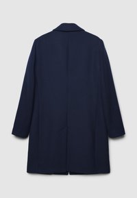 Cappotto lungo blu navy con uno spacco sul retro, maniche dritte e colletto classico, esposto contro uno sfondo grigio chiaro uniforme.
