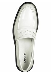 Hvite skinnloafers med en glatt overflate, kontrastert av såle i svart gummi og dekorative sømdetaljer på vamps. Merkevarelogo synlig innvendig.