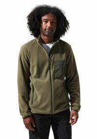 Olivgrüne Fleecejacke mit durchgehendem Reißverschluss, einer Brusttasche in einem dunkleren Farbton und Seitentaschen, mit einer weichen, strukturierten Oberfläche.