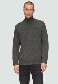 Ciemnoszary, teksturowany sweter z golfem, z prążkowanym kołnierzem i mankietami, z delikatnymi prążkami jaśniejszego koloru oraz metką z logo u dołu.