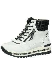 Bottes de cheville en cuir blanc avec des accents en vernis noir, présentant un laçage à l'avant, un détail de zip, un col texturé et une semelle extérieure noire robuste.