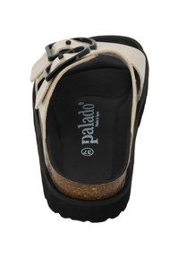 Lichtbeige flip-flop sandaal met dubbele zwarte gespen, gestructureerde zwarte voetbed, kurken tussenzool en stevige zwarte loopzool.