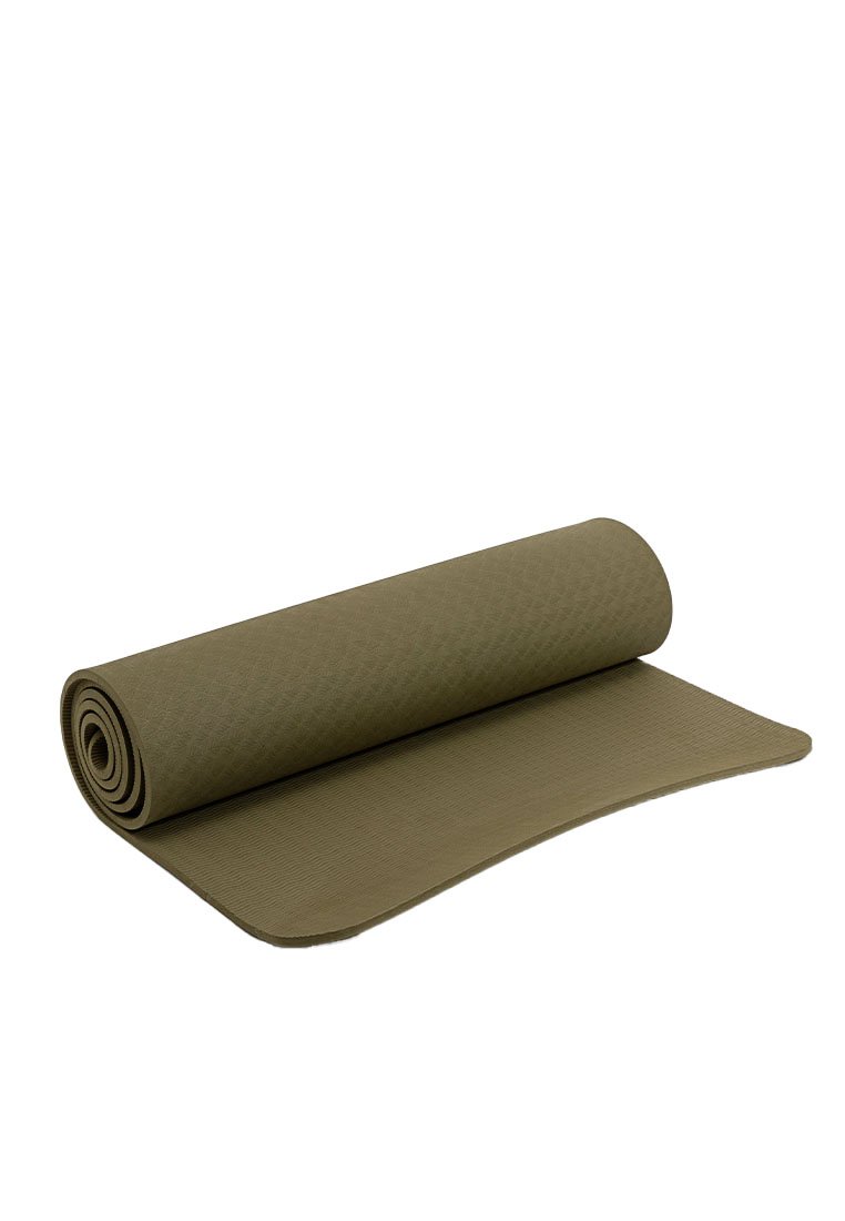 Estera de yoga verde oliva, enrollada parcialmente, superficie texturizada con patrón de diamantes, bordes suaves, hecha de material flexible.