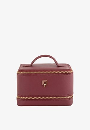 Weinrotes rechteckiges Kosmetiketui mit strukturierter Oberfläche, goldfarbenen Reißverschlussakzenten und einem oberen Griff zum Tragen.