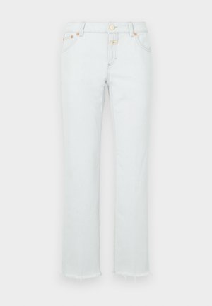 Jean en denim clair avec jambe droite, présentant un ourlet effiloché, des garnitures en cuivre et un design à cinq poches.