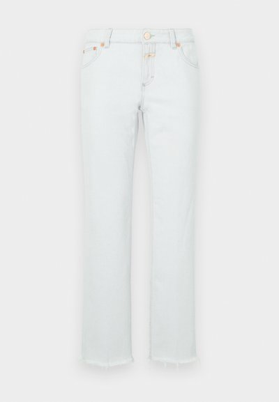 Jeans de mezclilla clara con pierna recta, que presentan un dobladillo deshilachado, herrajes de cobre y un diseño de cinco bolsillos.