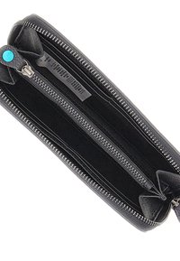 Portafoglio in pelle nera con due scomparti con zip. Dotato di un tirazip turchese e fodera in tessuto nero, presenta un esterno testurizzato.