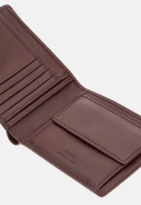 Smeđi kožni novčanik s nekoliko utora za kartice i džepom za novčanice. Glatka tekstura i suptilni detalji šivanja. Ime branda utisnuto unutra.