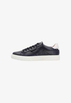 Zapatillas de cuero azul marino con suela de goma blanca, puntera redonda y cierre con cordones. Presentan costuras sutiles y acentos para un detalle adicional.