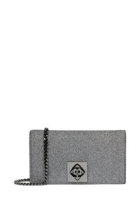 Silberner Glitzer-Clutch mit einer Kettenriemen, rechteckiger Form, glatter Textur und einem metallischen Logo-Schild auf der Vorderseite.