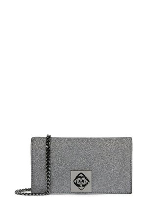 Silberner Glitzer-Clutch mit einer Kettenriemen, rechteckiger Form, glatter Textur und einem metallischen Logo-Schild auf der Vorderseite.