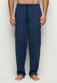 Marineblauwe geruite pyjamabroek met een drawstring taille, voorzien van witte en lichtblauwe lijnen. Gemaakt van een lichtgewicht, zachte stof.