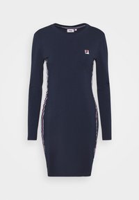 Mörkblå klänning med lång ärm som har Fila-logotyp, slim fit, sidostrevor i rött och vitt, rund halsringning och mjukt bomullsmaterial.