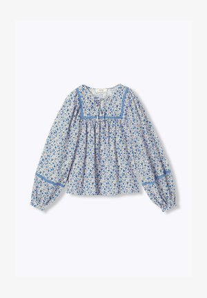 Blouse à manches longues avec motif floral bleu et blanc, encolure carrée bordée d'un ruban bleu, et tissu froncé sous la poitrine.