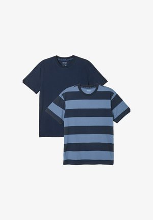 Zwei Baumwoll-T-Shirts: eines in einfarbigem Marineblau, eines mit hell- und dunkelblauen Streifen. Beide haben Rundhalsausschnitte und kurze Ärmel.