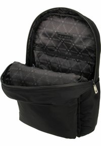 Mochila negra de nailon con un interior acolchado, compartimento principal con cremallera y forro con patrón de logotipos. Cuenta con un bolsillo frontal adicional para almacenamiento.