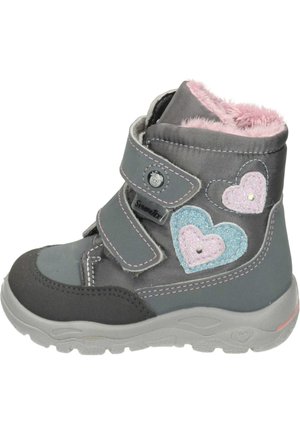 Bota infantil gris con dos correas de Velcro, forro de felpa rosa y acentos de purpurina en forma de corazón en azul y rosa. Suela de goma para mayor tracción.