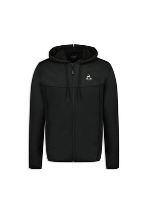 Sudadera con cremallera negra y capucha con cordón, que presenta un panel superior tonal y detalle del logotipo en el pecho. Textura de tela suave.
