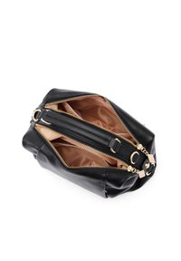 Borsa a tracolla nera in pelle con doppiezip e accessori in oro. Interno con rivestimento beige. Design compatto e strutturato con bordi arrotondati.