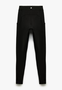 Leggings negros hechos de una tela elástica, con una cinturilla alta, costuras planas y bolsillos laterales para mayor funcionalidad.