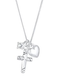 Sølv halskæde med et snoet kors vedhæng, hjertevedhæng og en lille diamant accent, alle hængende fra en kæde med en tekstureret finish.