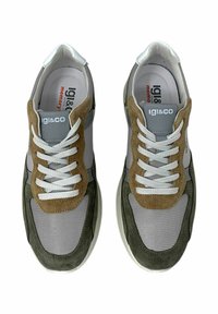 Sneaker grigi e verdi con tomaia in suede testurizzato e rete, suola in gomma, colletto imbottito e lacci bianchi con logo sulla linguetta.