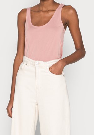 Vaaleanpunainen, hihaton toppi, joka on valmistettu sileästä kankaasta, jossa on pyöreä pääntie ja rento istuvuus, yhdistetty korkeavyötäröisiin beigen värisiin leveälahkeisiin housuihin.