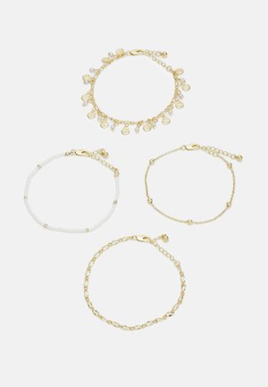 Quattro braccialetti: uno con charm a forma di conchiglia in oro, un braccialetto con perle bianche, una catena dorata e un delicato braccialetto con perle dorate, tutti con chiusura a granchio.