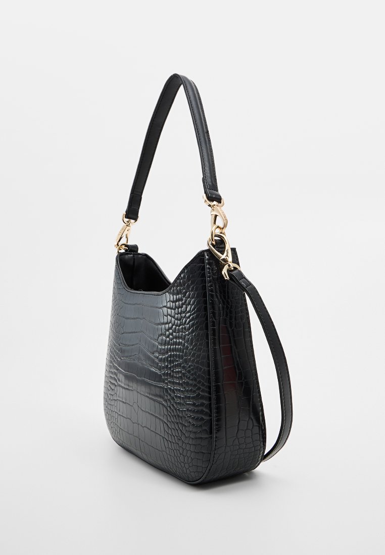 Sac à main en cuir synthétique noir effet crocodile avec deux anses amovibles et des quincailleries en ton doré, présenté en angle sur fond blanc.