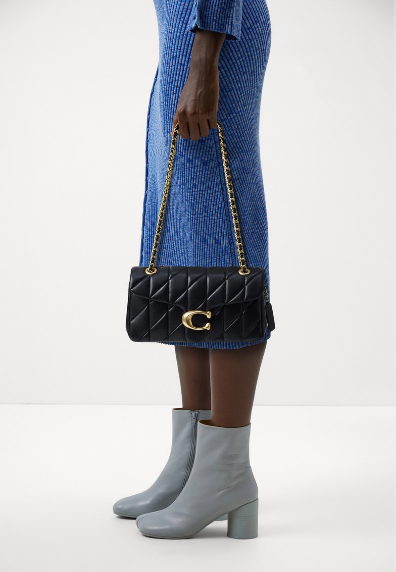 COACH - QUILTED TABBY SHOULDER BAG WITH CHAIN - Håndtasker - black, Forstør