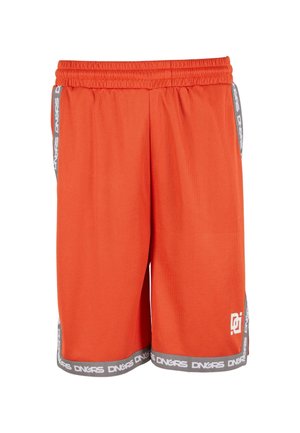 Șorturi sportive portocalii cu talie elastică, margine gri cu text "DNGRS" și un logo alb pe partea inferioară a piciorului stâng.