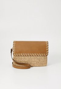 Barna bőrből és szőtt szalmából készült kézitáska, fedéllel, szegély mentén lyukasztott díszítéssel és vékony vállpánttal.