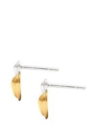 Gold- und Silber-Stud-Ohrstecker in halbkugelförmigem Design. Der goldene Teil hat eine glatte Oberfläche, die im Kontrast zum polierten silbernen Stift steht.