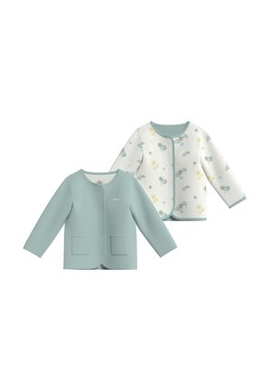Dwa niemowlęce sweterki na guziki, jeden w jednolitym jasnym morskim kolorze z przednimi kieszeniami i guziczkami, drugi biały z jasnokolorowymi mankietami i wzorem słońca oraz chmur.