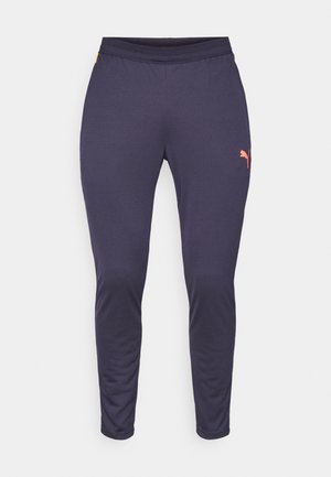 Marineblaue Sporthosen mit tailliertem Schnitt, elastischem Bund und kontrastierendes oranges Logo an der Seite. Glatte Textur und schmal zulaufende Beine.