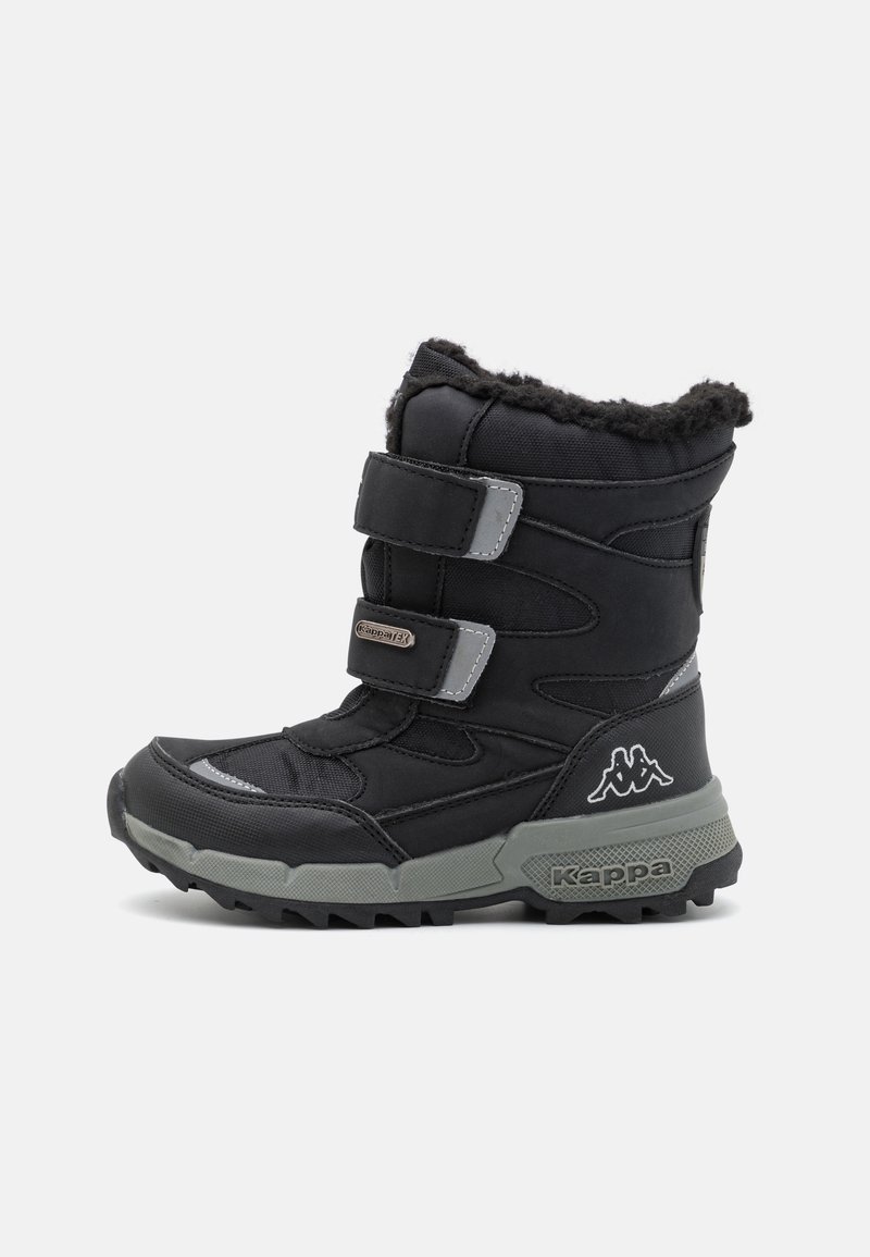 Schwarze Winterstiefel mit zwei verstellbaren Klettverschlüssen, strukturiertem Obermaterial, grauen Akzenten und einer robusten Gummisohle. Gefüttert mit schwarzem Kunstfell.