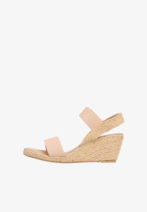 Nude kile sandal med to stofremme, vævet jute hæl, afrundet tå og struktureret overflade, der tilbyder et afslappet, moderne design.