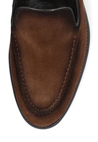 Brązowe zamszowe mokasyny z widocznym szwem, zaokrąglonym noskiem i czarną gumową podeszwą. Gładka tekstura z klasycznym wzornictwem i bez widocznych elementów metalowych.