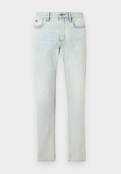 Ανοιχτό μπλε τζιν παντελόνια με ίσια γραμμή, πέντε τσέπες και διακριτικές φθορές, με αντίθετη ραφή και κούμπωμα με κουμπί.