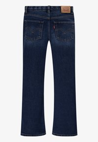 Blauwe denim jeans met een rechte pijp, voorzien van een bruine leren patch, twee achterzakken met opvallende stiksels en een klassiek ontwerp.