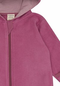 Roze capuchonjack van zacht materiaal met een rits aan de voorkant. De binnenkant van de capuchon heeft een gestreept patroon. Dit item is geschikt voor jonge kinderen.