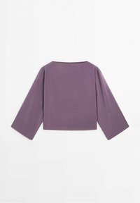 Haut court lavande avec un col rond et des manches larges, confectionné dans un tissu léger à la texture lisse. Design simple, sans fermetures.