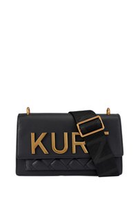 Sac à main en cuir noir avec une texture matelassée, un logo doré "KURT" et une large bandoulière munie d'une boucle rectangulaire.