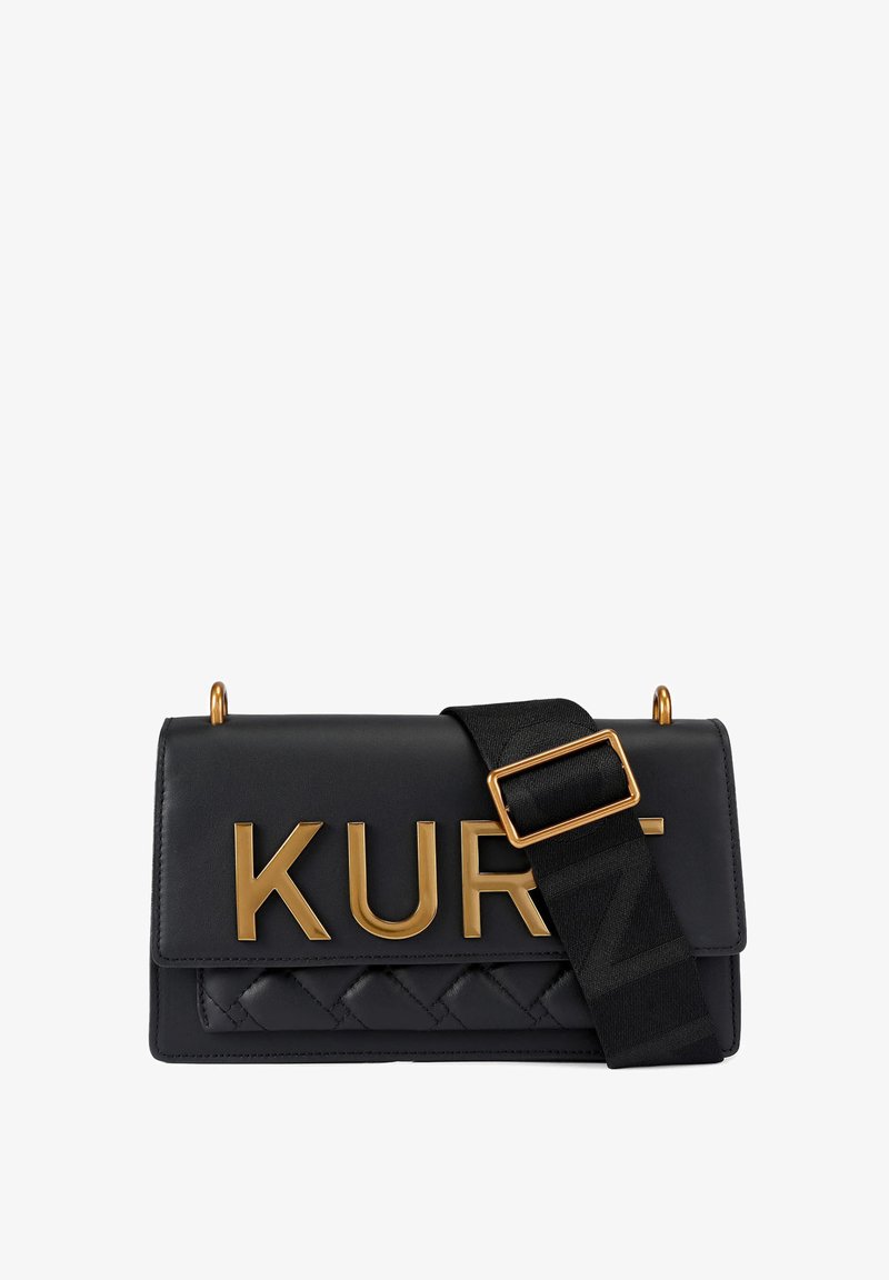 Sac à main en cuir noir avec une texture matelassée, un logo doré "KURT" et une large bandoulière munie d'une boucle rectangulaire.
