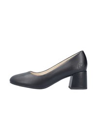 Zapato de charol negro de tacón medio con punta redondeada y logo en relieve en la parte trasera, que presenta un tacón bloque grueso.