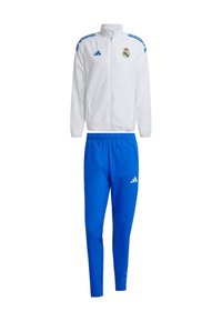Chaqueta atlética blanca con detalles azules y logo; pantalones de chándal azules con cintura elástica y rayas blancas a los lados.