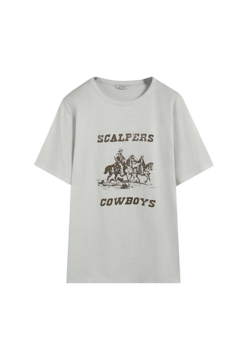 Camiseta de algodón gris con cuello redondo, que presenta un gráfico en marrón oscuro de vaqueros a caballo y el texto "SCALPERS COWBOYS."