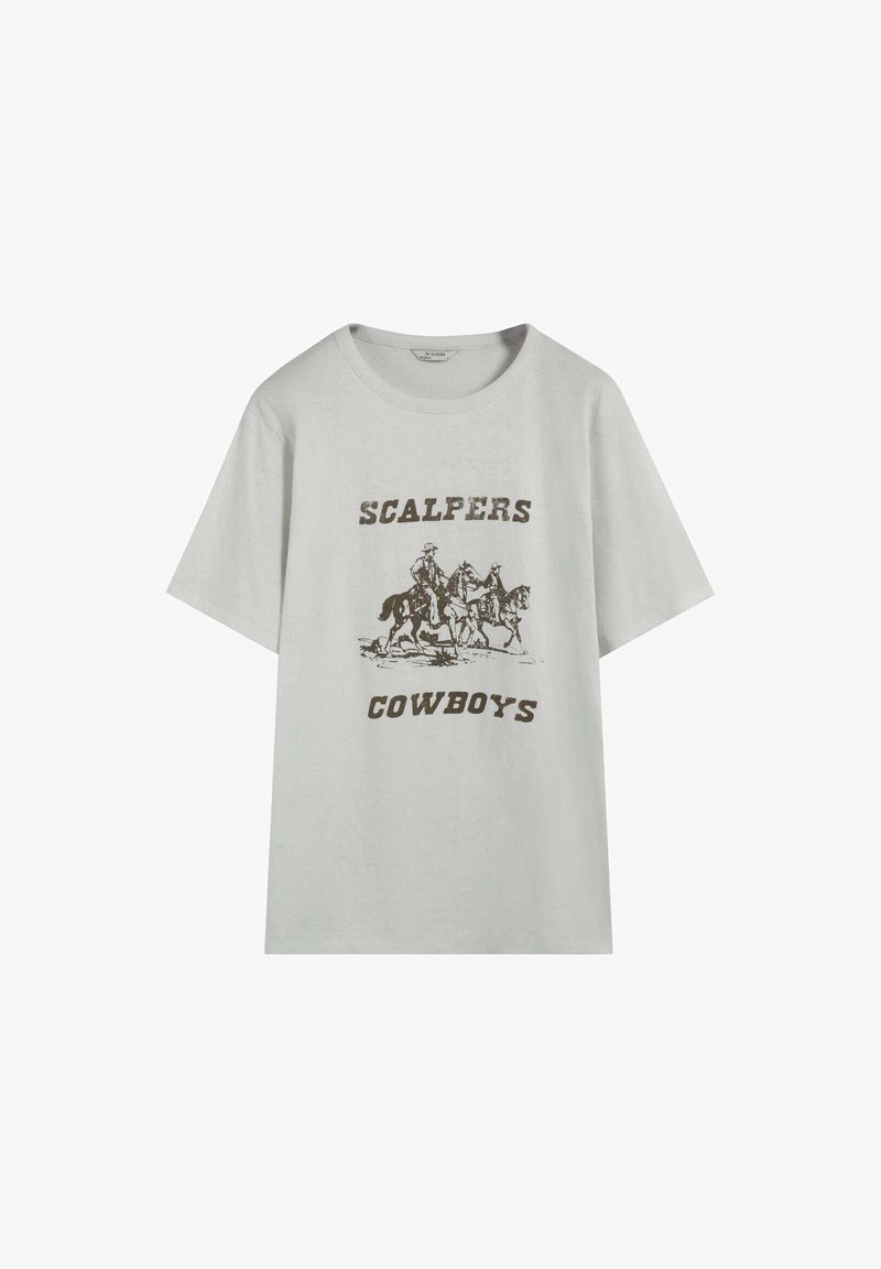 Camiseta de algodón gris con cuello redondo, que presenta un gráfico en marrón oscuro de vaqueros a caballo y el texto "SCALPERS COWBOYS."