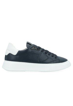 Baskets en cuir marine avec accents blancs, bout rond, fermeture à lacets à l'avant, panneaux latéraux texturés et détail de logo intégré sur le côté.